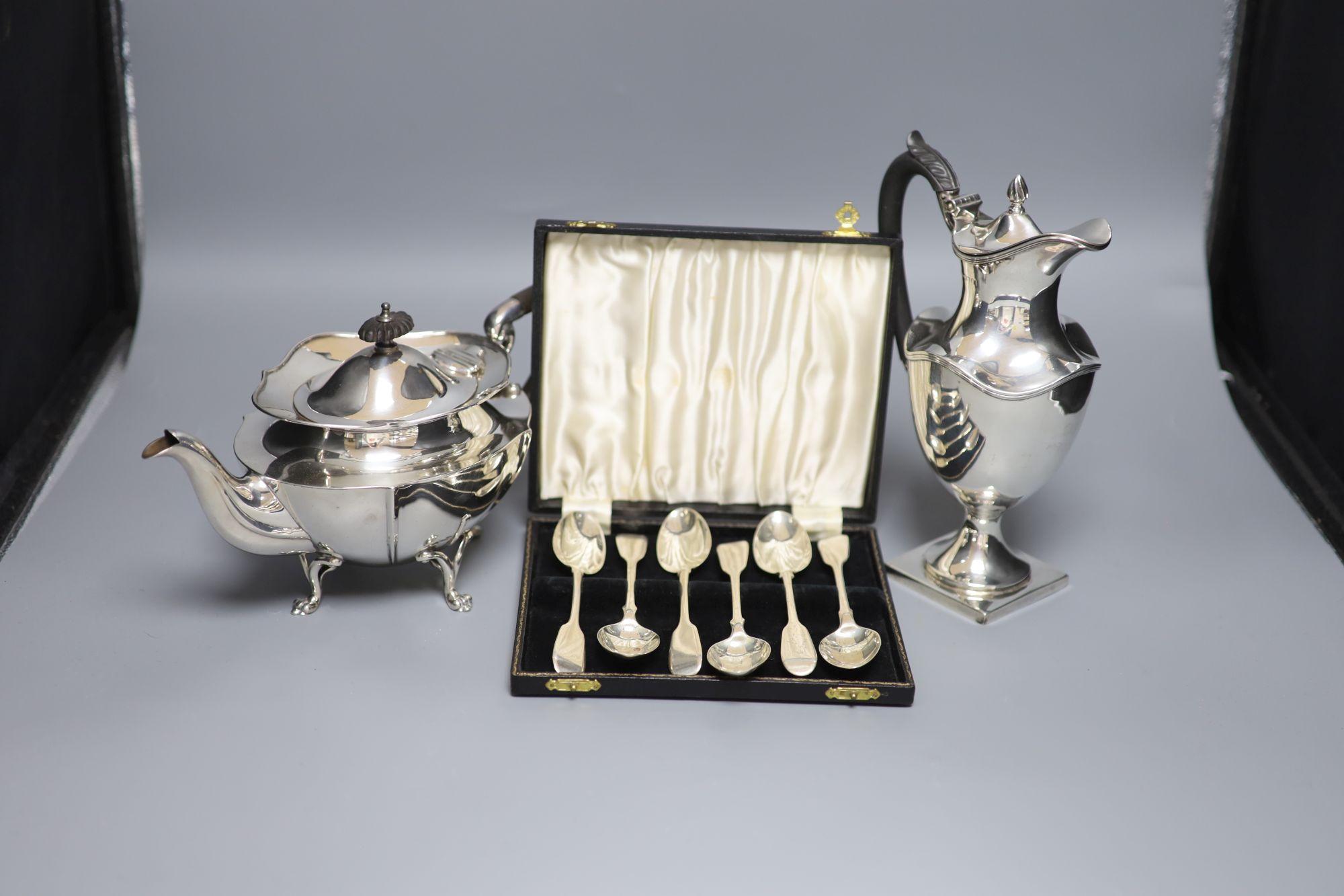 Am Edwardian silver teapot, Sheffield, 1905, an Edwardian silver hot water pot and six cased silver teaspoons,